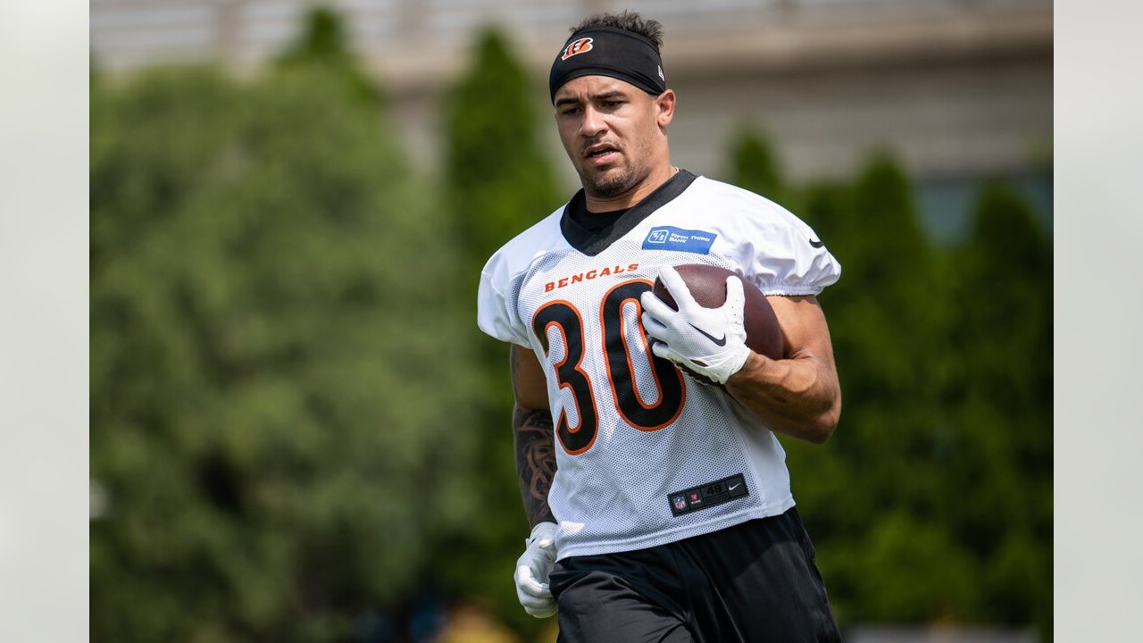 Bengals CB Cam Taylor-Britt taken to locker room with potential