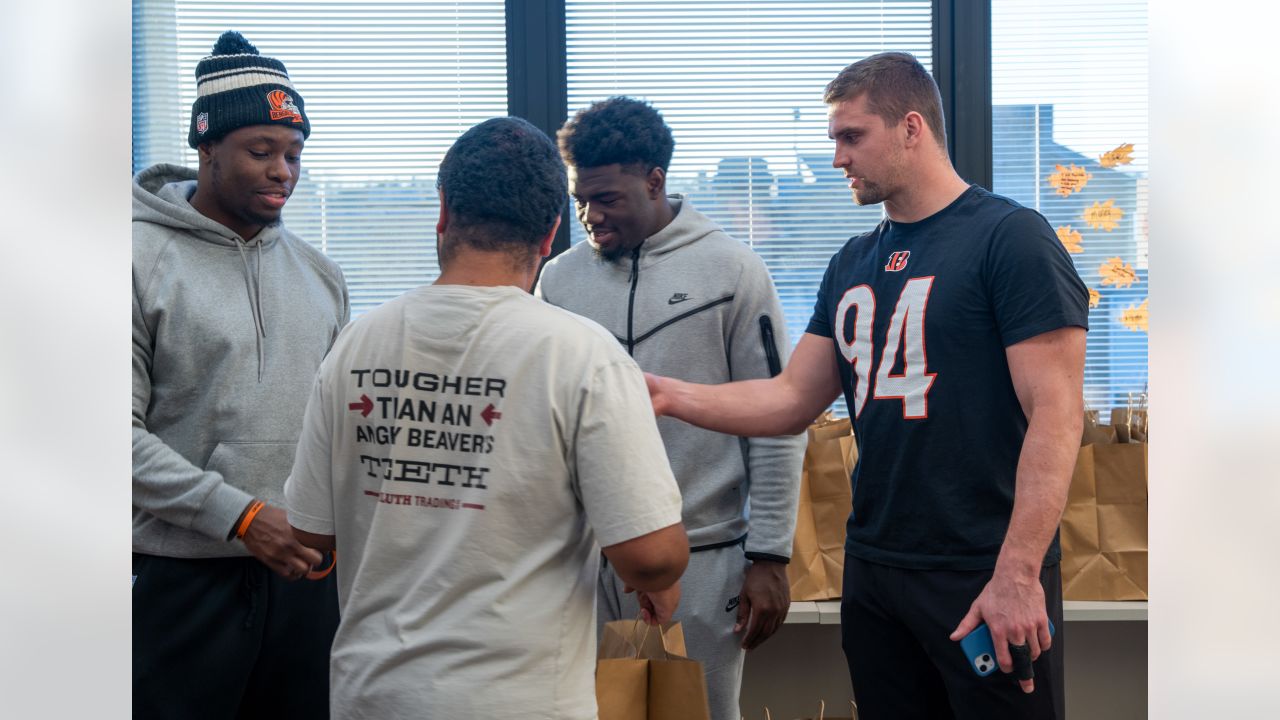 Sam Hubbard Distributes Turkey Dinners