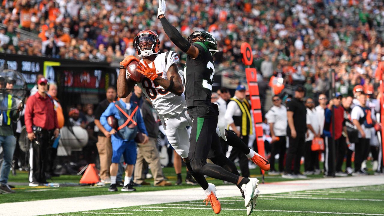 East Rutherford, New Jersey, USA: November 3, 2021, Cincinnati Bengals  defensive end Sam Hubbard (94) during a NFL football game against the New  York Jets at MetLife Stadium in East Rutherford, New