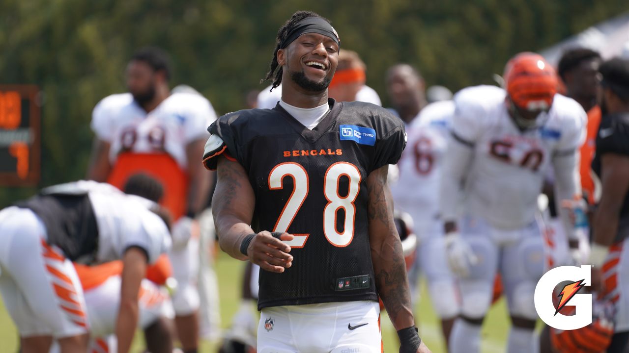 Chidobe Awuzie arrives for Bengals wearing his mission across his