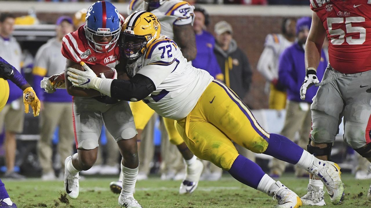 Joe Burrow, Bengals Teammate Tyler Shelvin Recreate Iconic LSU Photo