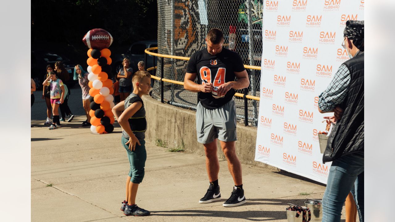 Bengals' Sam Hubbard distributing backpacks to students