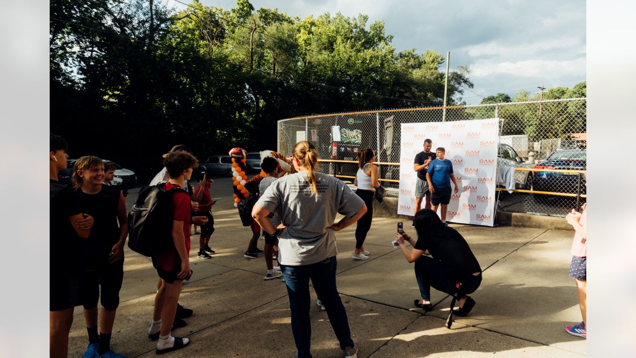 Bengals' Sam Hubbard distributing backpacks to students