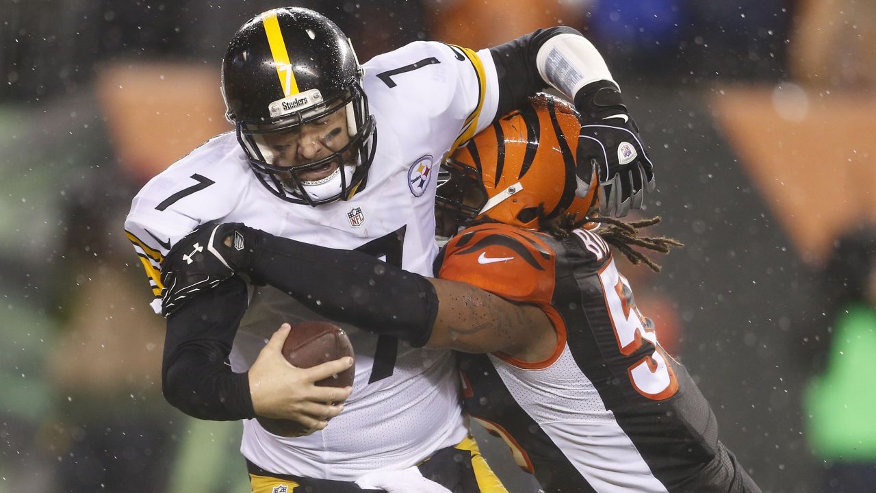 Cincinnati Bengals offensive tackle Isaiah Prince (75) lines up for the  play during an NFL football game against the Baltimore Ravens, Sunday, Dec.  26, 2021, in Cincinnati. (AP Photo/Emilee Chinn Stock Photo - Alamy