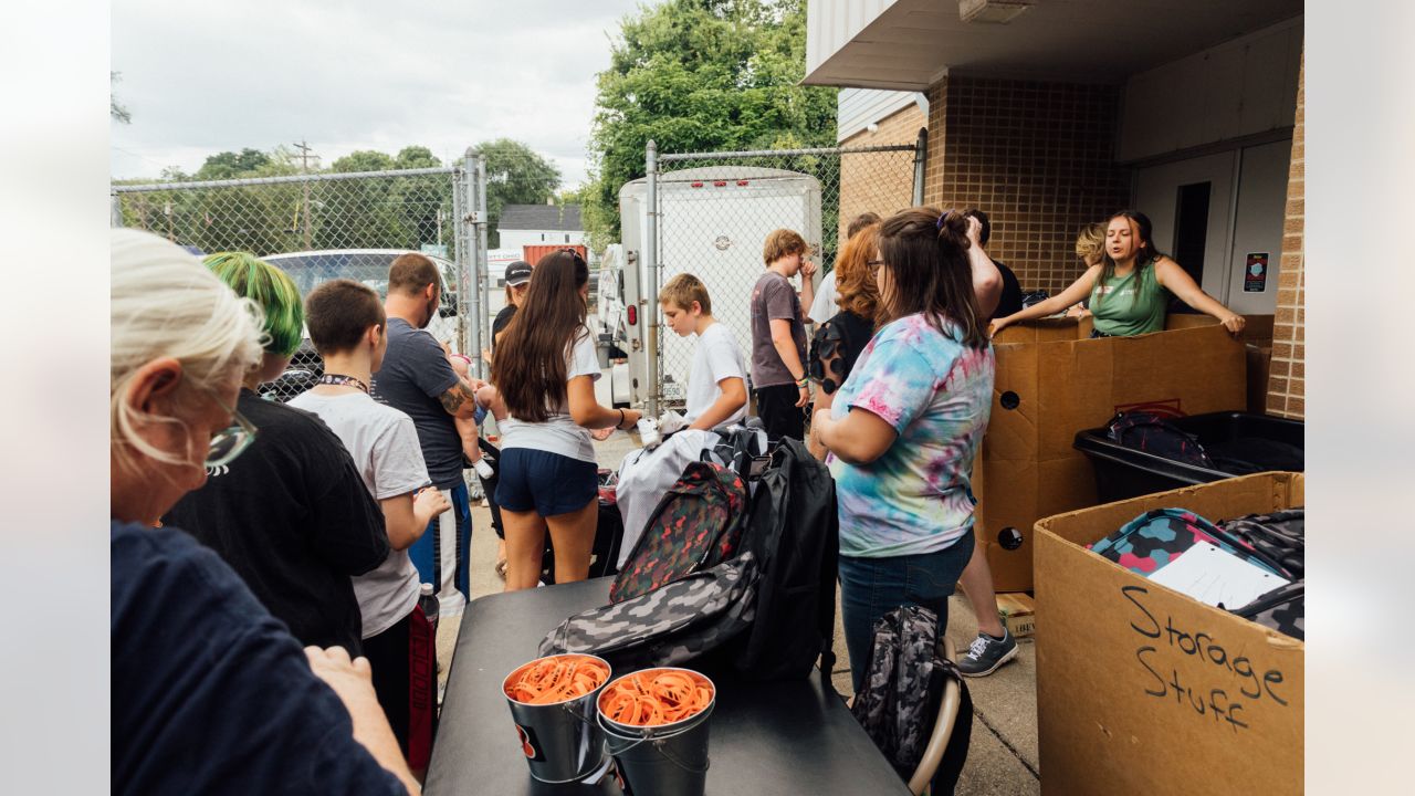 Bengals' Sam Hubbard distributing backpacks to students