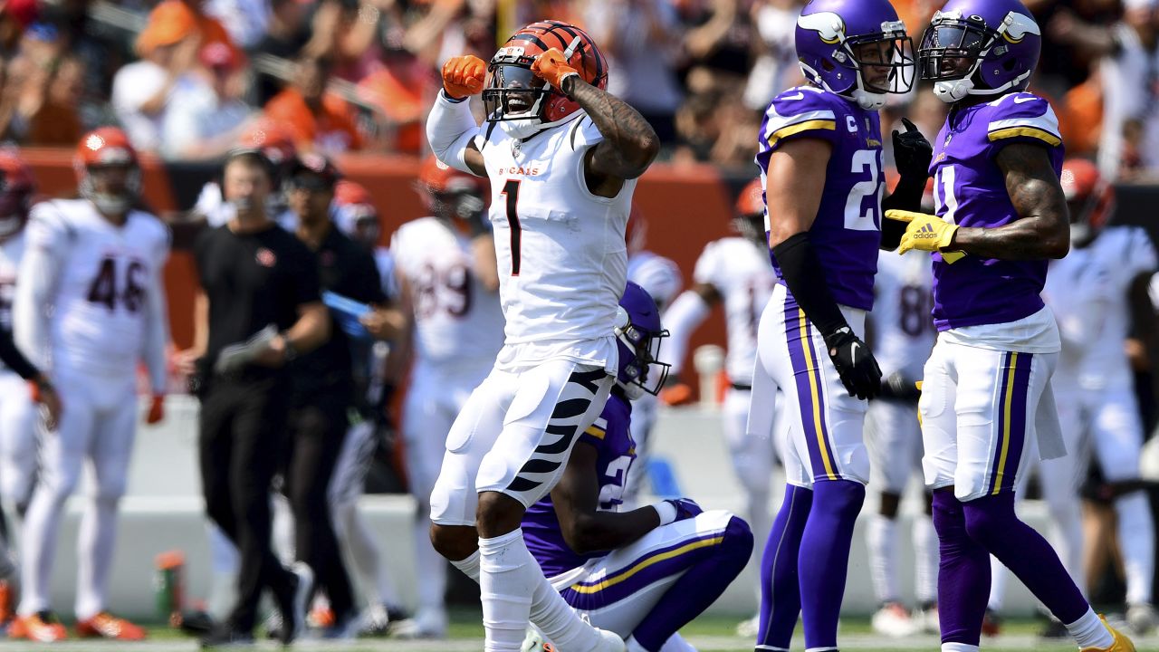 Minnesota Vikings quarterback Kirk Cousins (8) against the Cincinnati  Bengals during an NFL football game, Sunday, Sept. 12, 2021, in Cincinnati.  The Bengals won 27-24. (AP Photo/Aaron Doster Stock Photo - Alamy