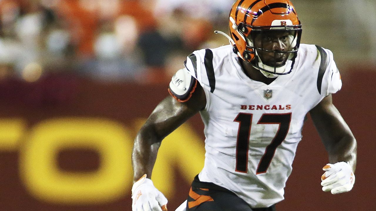 Cincinnati Bengals defensive back Jessie Bates III (30) drops to defend  during an NFL football game against the Miami Dolphins on Thursday,  September 29, 2022, in Cincinnati. (AP Photo/Matt Patterson Stock Photo -  Alamy