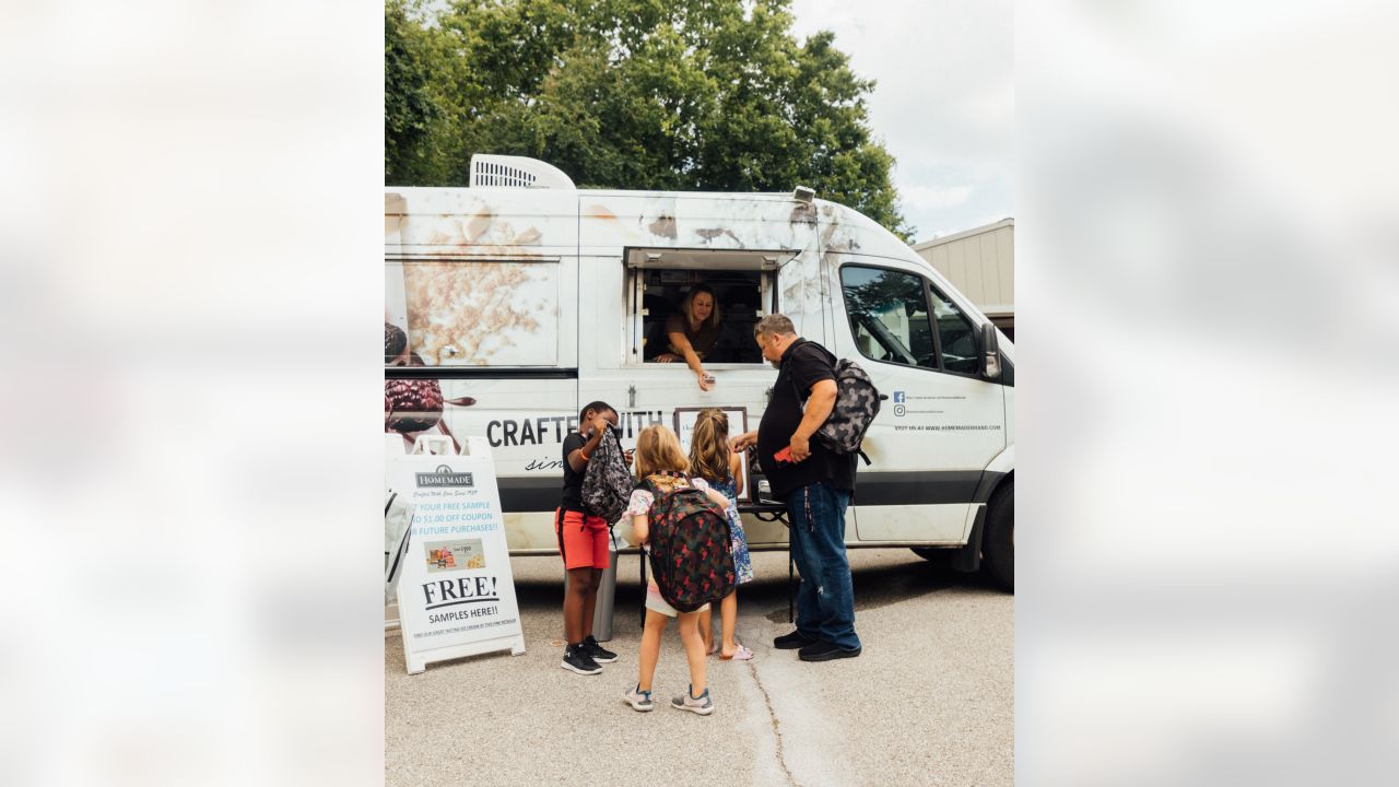 Bengals' Sam Hubbard distributing backpacks to students