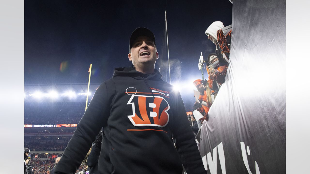 PHOTOS: Cincinnati Bengals Coach Zac Taylor visits Hamilton cancer center