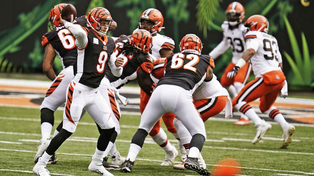 Cincinnati Bengals quarterback Joe Burrow (9) throws a pass during an NFL  football game against the Cleveland Browns, Sunday, Sep. 10, 2023, in  Cleveland. (AP Photo/Kirk Irwin Stock Photo - Alamy