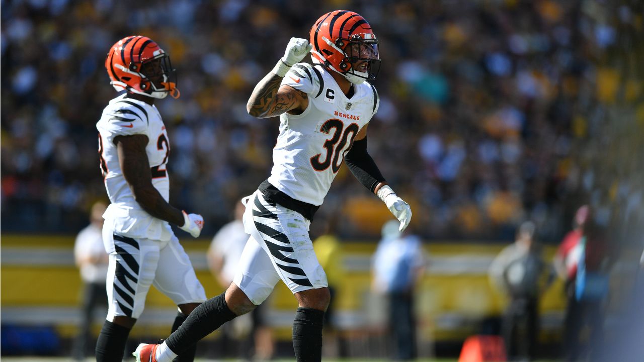 Cincinnati Bengals defensive end B.J. Hill (92) warms up before an NFL  football game against the Pittsburgh Steelers, Sunday, Sept. 26, 2021, in  Pittsburgh. (AP Photo/Justin Berl Stock Photo - Alamy