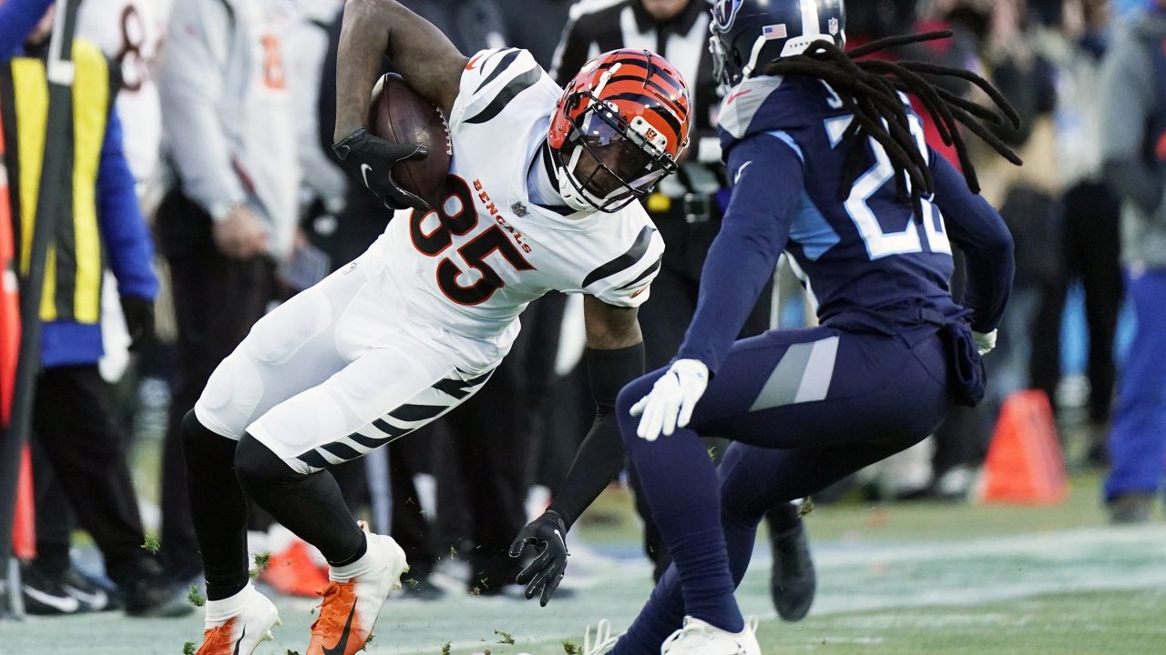 Tennessee Titans linebacker David Long, Jr. (51) against the Cincinnati  Bengals in an NFL football game, Sunday, Nov. 27, 2022, in Nashville, Tenn.  Bengals won 20-16. (AP Photo/Jeff Lewis Stock Photo - Alamy