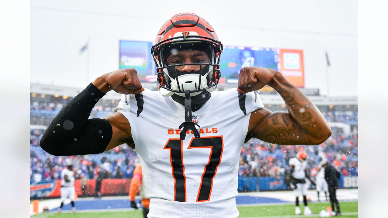 Photo: Bengals Vonn Bell celebrates recovering fumble - KYP20230108022 