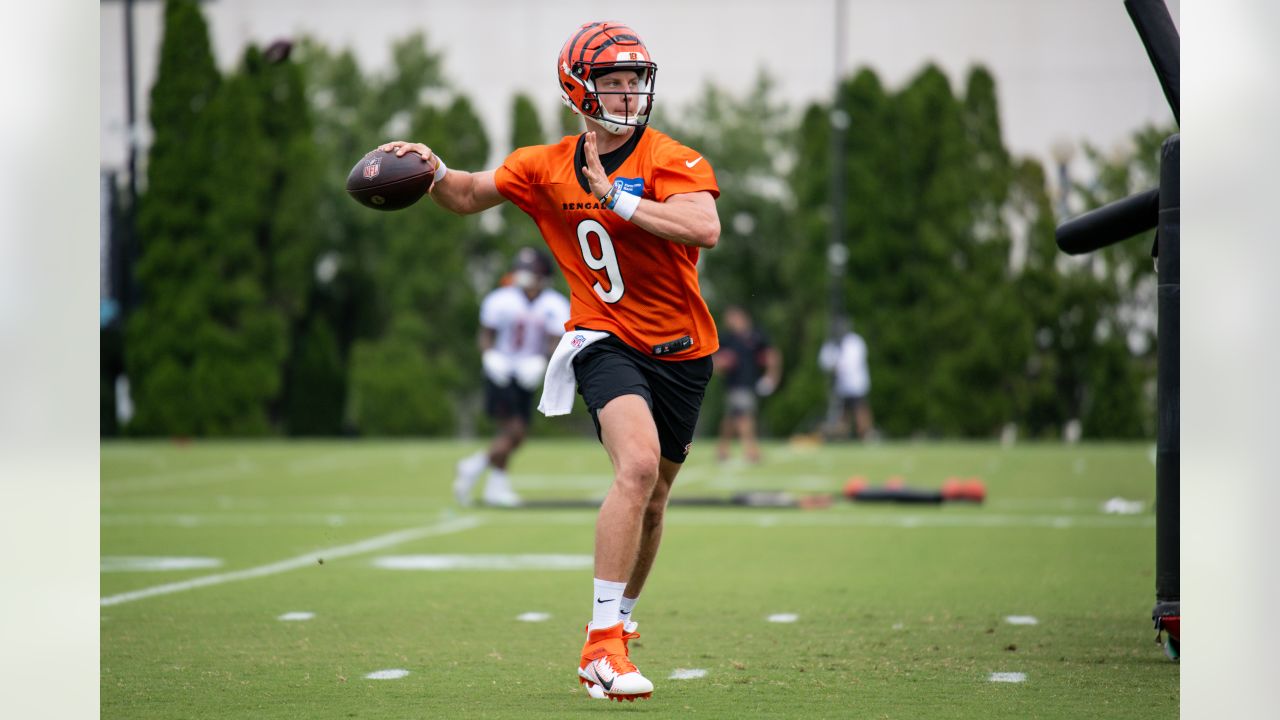 Cincinnati Bengals' Joe Burrow (9) gestures to Ja'Marr Chase (1) during the  NFL football team's training camp, Thursday, July 27, 2023, in Cincinnati.  (AP Photo/Jeff Dean Stock Photo - Alamy