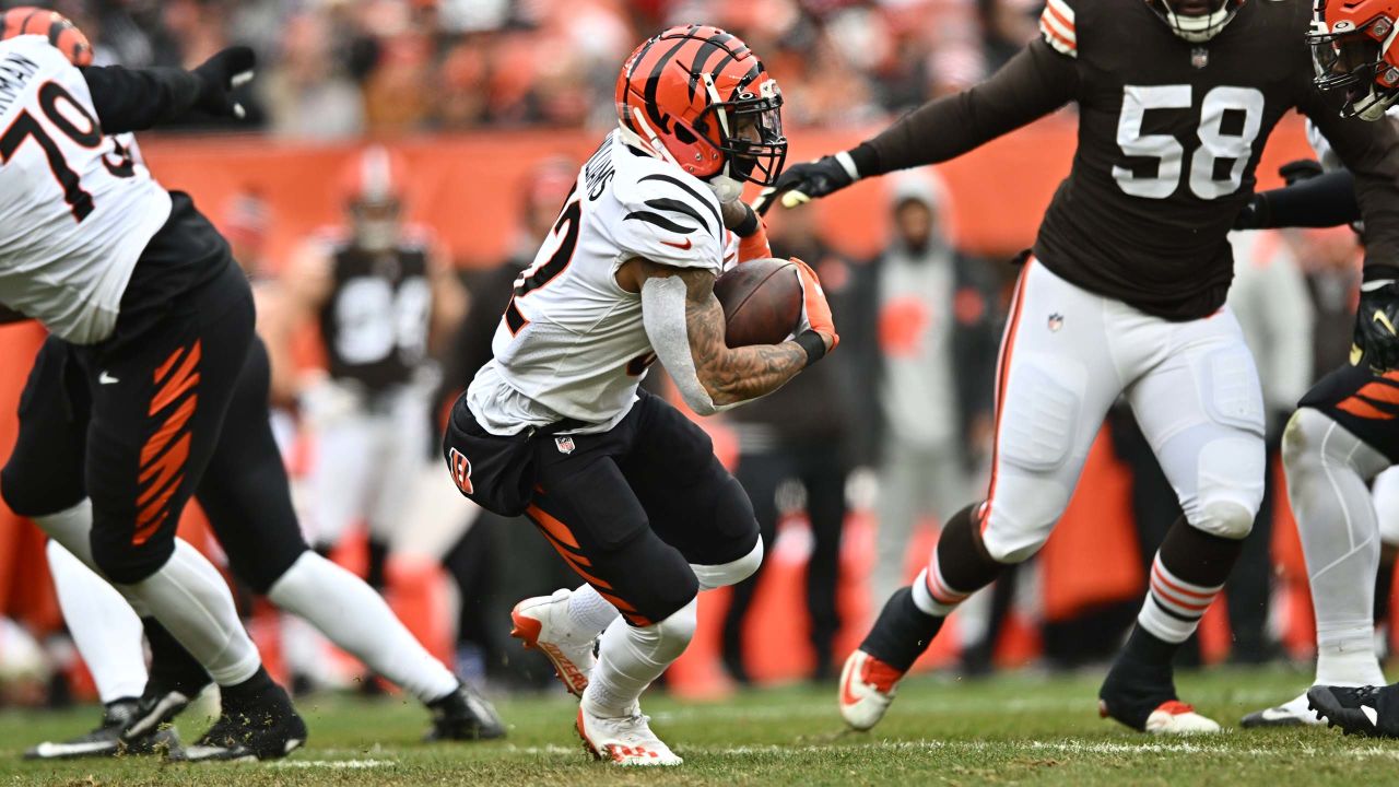 Cincinnati Bengals running back Trayveon Williams (32) kneels before a  preseason NFL football game against the Los Angeles Rams, Saturday, Aug.  27, 2022, in Cincinnati. (AP Photo/Emilee Chinn Stock Photo - Alamy