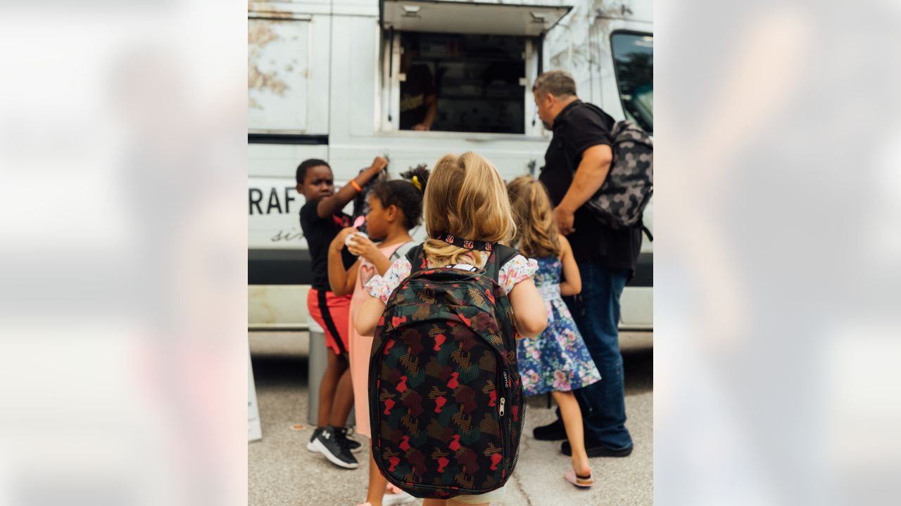 Bengals' Sam Hubbard distributing backpacks to students