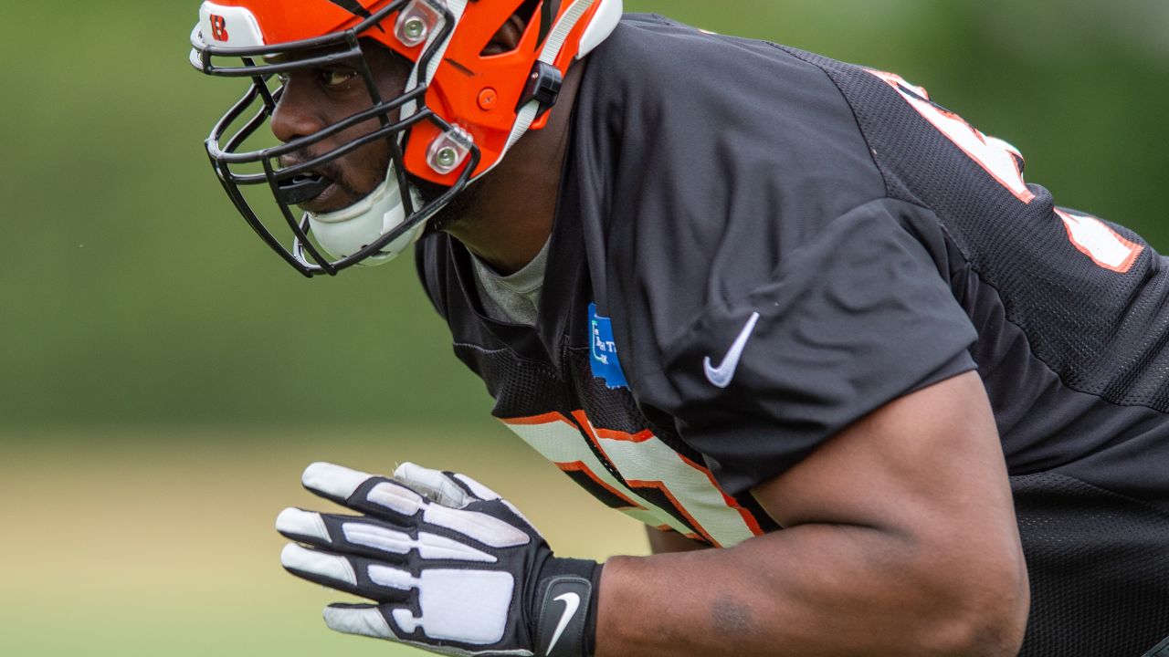 Cincinnati Bengals' Jonah Williams, left, participates in a drill against D'Ante  Smith, right, during NFL football practice in Cincinnati, Tuesday, Aug. 10,  2021. (AP Photo/Aaron Doster Stock Photo - Alamy