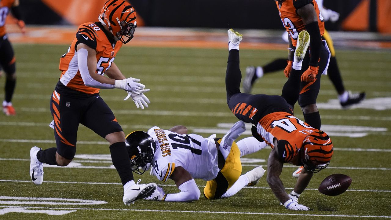 Pittsburgh Steelers offensive tackle Dan Moore Jr. (65) shuffles for the  play during an NFL football game against the Cincinnati Bengals, Sunday,  Nov. 28, 2021, in Cincinnati. (AP Photo/Emilee Chinn Stock Photo - Alamy