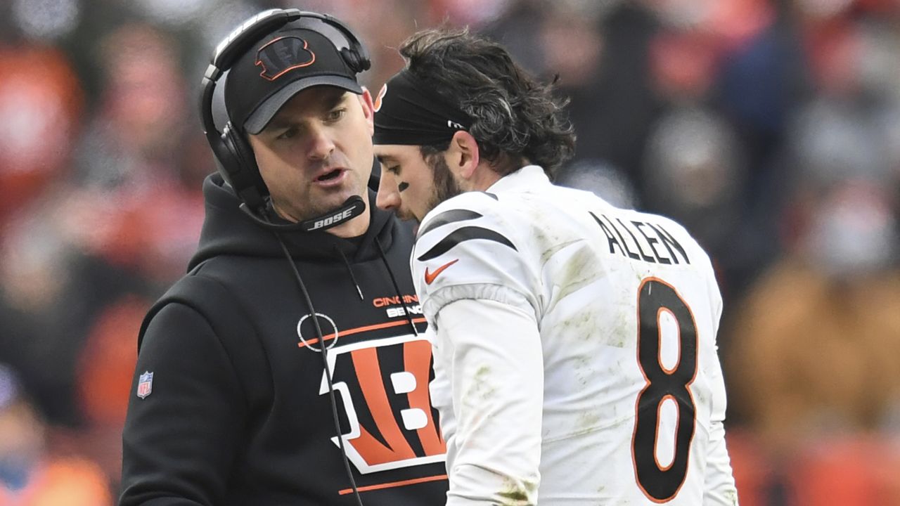 Cincinnati Bengals cornerback Vernon Hargreaves III (29) lines up