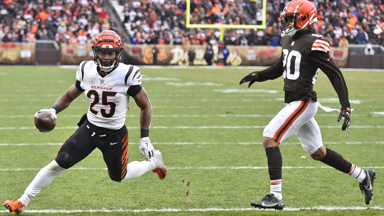 Cincinnati Bengals running back Trayveon Williams takes the opening kickoff  during the first half of the NFL AFC Championship playoff football game  against the Kansas City Chiefs, Sunday, Jan. 29, 2023 in