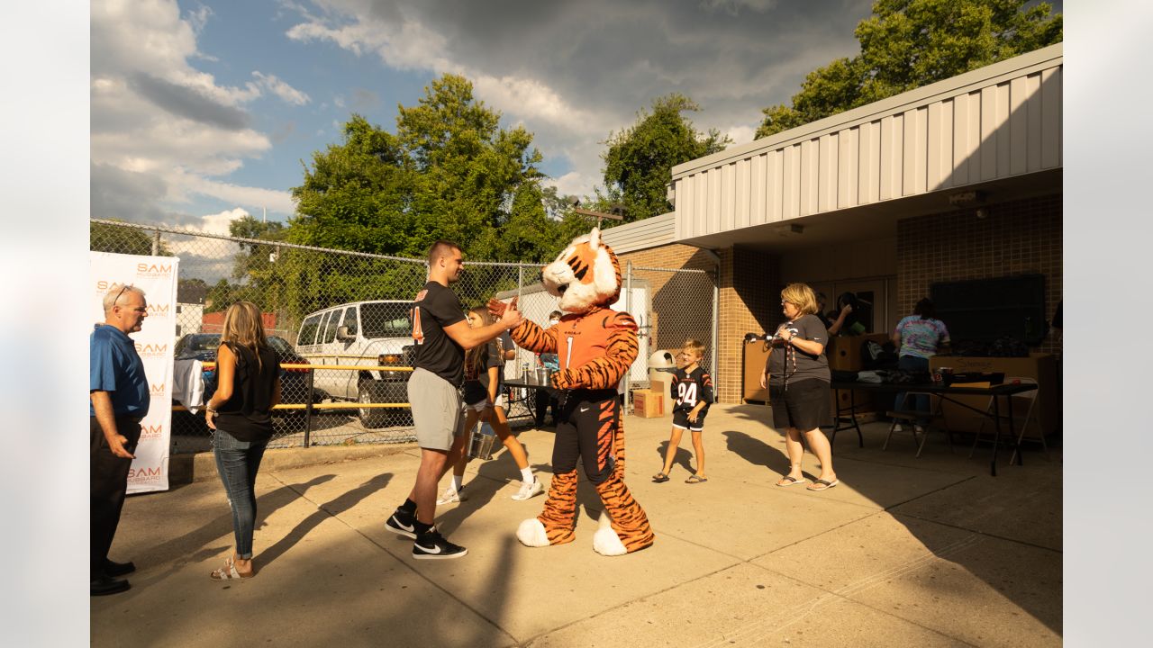 Bengals' Sam Hubbard distributing backpacks to students