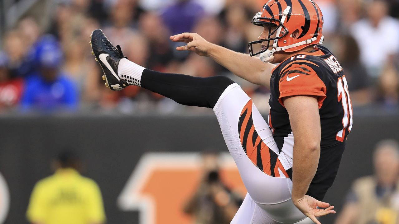 Punter Kevin Huber's Tricky Behind-the-Back Move!