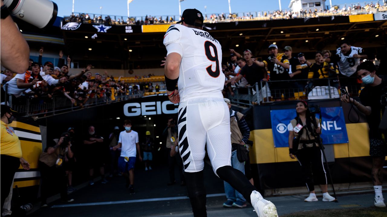 Cincinnati Bengals defensive end B.J. Hill (92) warms up before an NFL  football game against the Pittsburgh Steelers, Sunday, Sept. 26, 2021, in  Pittsburgh. (AP Photo/Justin Berl Stock Photo - Alamy