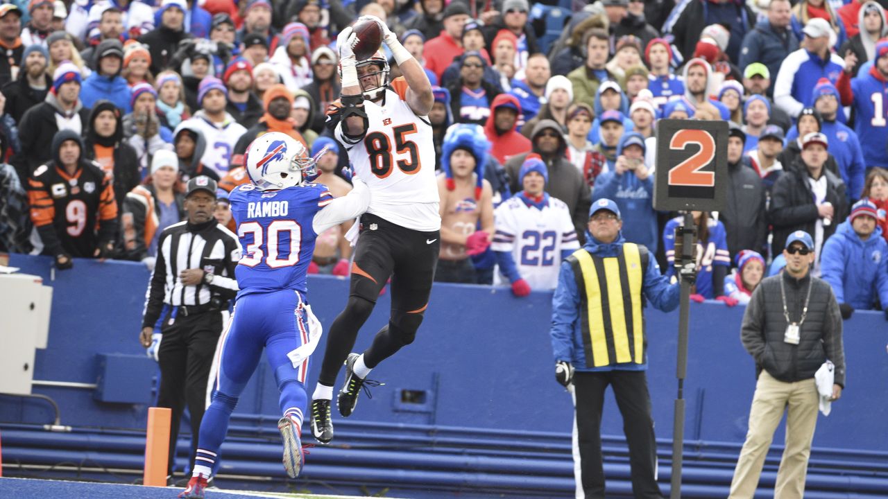 Seattle, WA, USA. 8th Sep, 2019. Cincinnati Bengals tight end Tyler Eifert  (85) catches the ball while defended by Seattle Seahawks cornerback Tre  Flowers (21) during a game between the Cincinnati Bengals