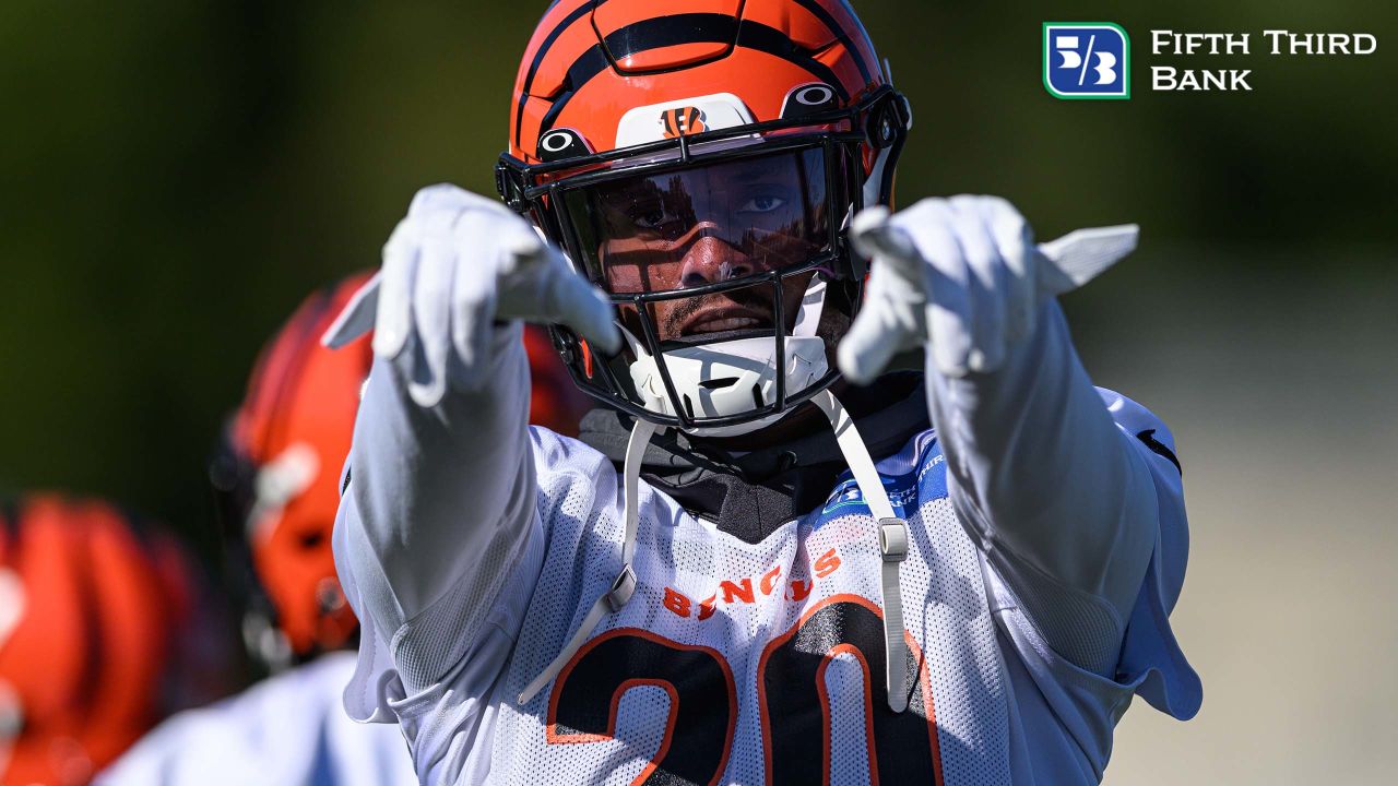 Cincinnati Bengals TE C.J. Uzomah Gives Fiery Pregame Speech Ahead of  Playoff Showdown With Tennessee Titans - Sports Illustrated Cincinnati  Bengals News, Analysis and More