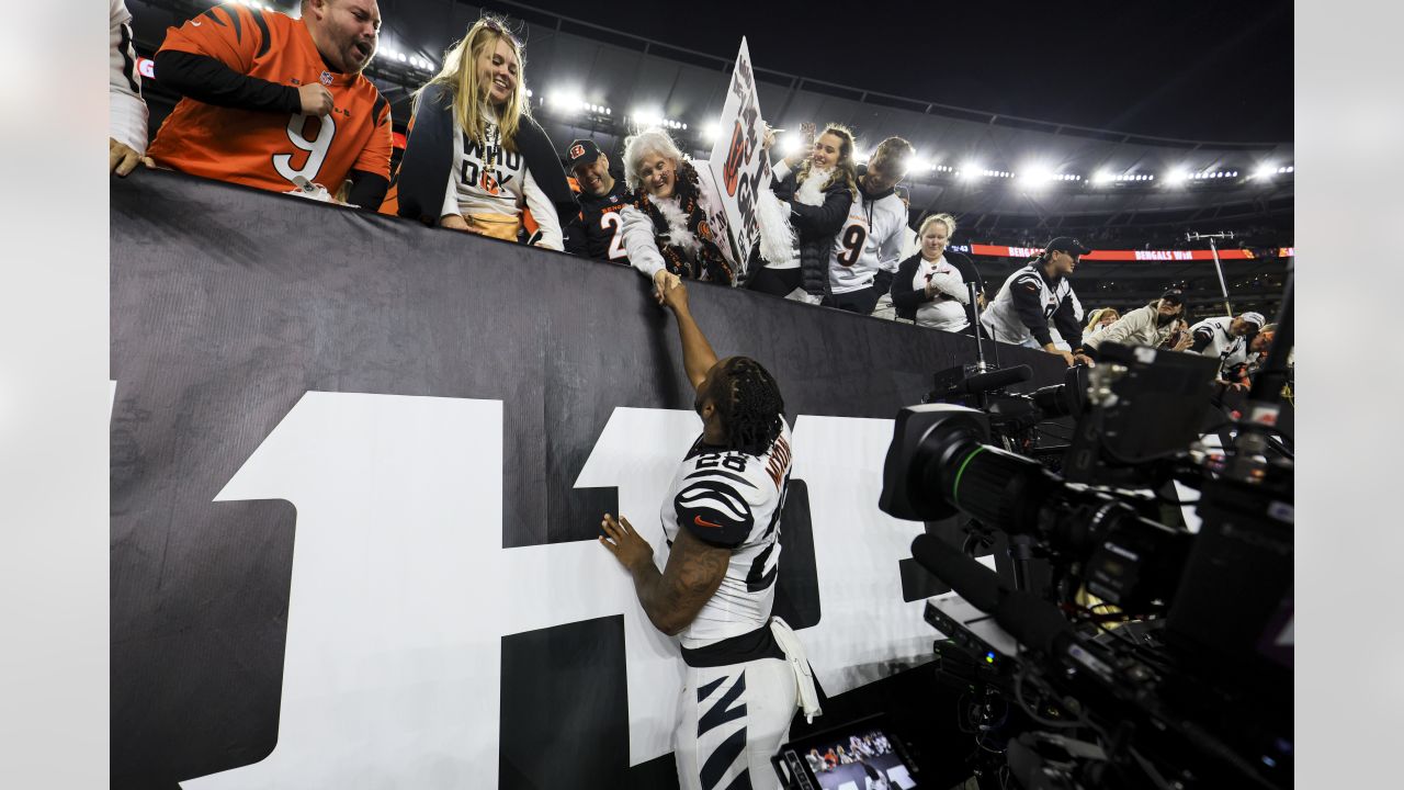 Miami Dolphins vs. Cincinnati Bengals. NFL Game. American Football League  match. Silhouette of professional player celebrate touch down. Screen in  bac Stock Photo - Alamy