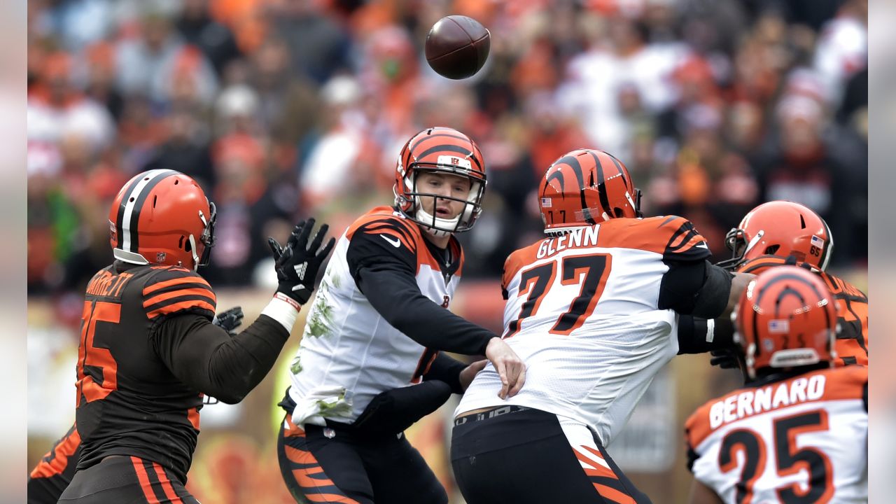 A Cincinnati Bengals helmet sits on the sidelines during an NFL football  game against the Cleveland Browns, Tuesday, Dec. 13, 2022, in Cincinnati.  (AP Photo/Jeff Dean Stock Photo - Alamy