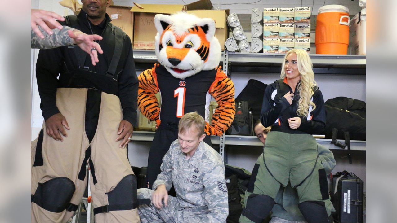 Cincinnati Bengals rookies visit WPAFB > Wright-Patterson AFB > Article  Display