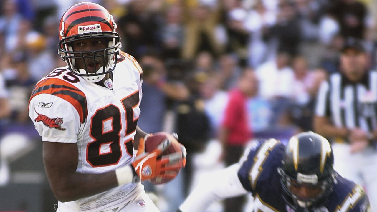 CINCINNATI, OH - DECEMBER 05: Cincinnati Bengals wide receiver Ja'Marr  Chase (1) warms up before the game against the Los Angeles Chargers and the  Cincinnati Bengals on December 5, 2021, at Paul