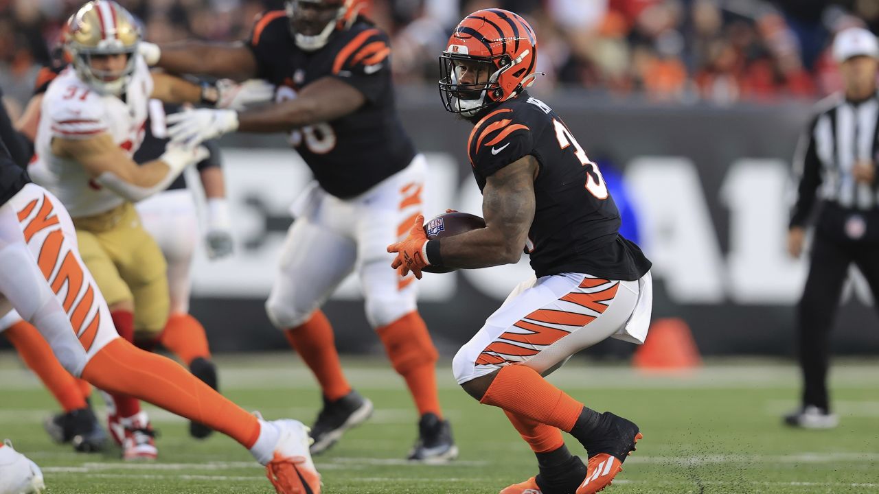 Cincinnati, United States. 12th Dec, 2021. San Francisco 49ers wide  receiver Jauan Jennings (15) makes the catch under pressure from Cincinnati  Bengals Mike Hilton (15)during the second half of play at Paul