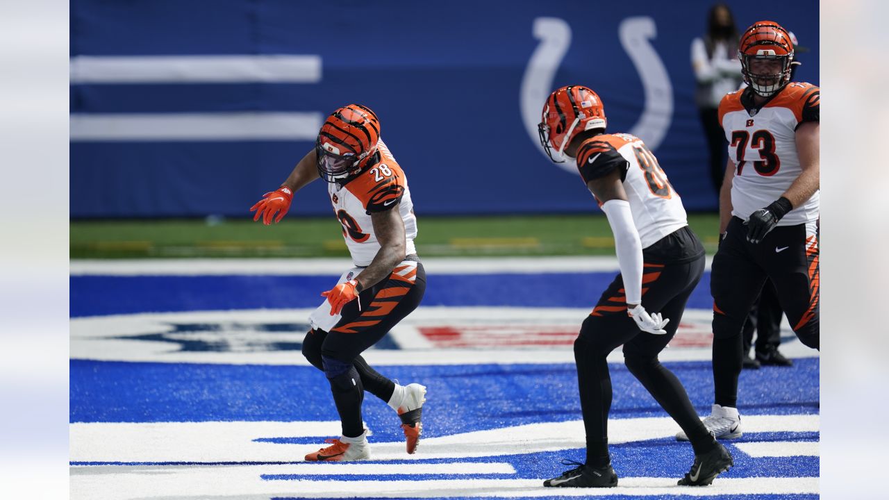 Cincinnati Bengals' Samaje Perine (34) stretches next to a Crucial Catch  sign before an NFL football game against the Indianapolis Colts, Sunday,  Oct. 18, 2020, in Indianapolis. (AP Photo/Michael Conroy Stock Photo - Alamy