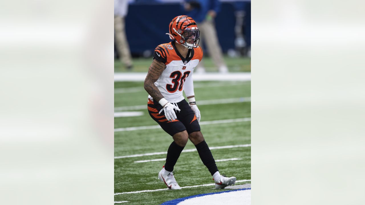 Cincinnati Bengals safety Jessie Bates III (30) warms up before playing  against the Tennessee Titans in