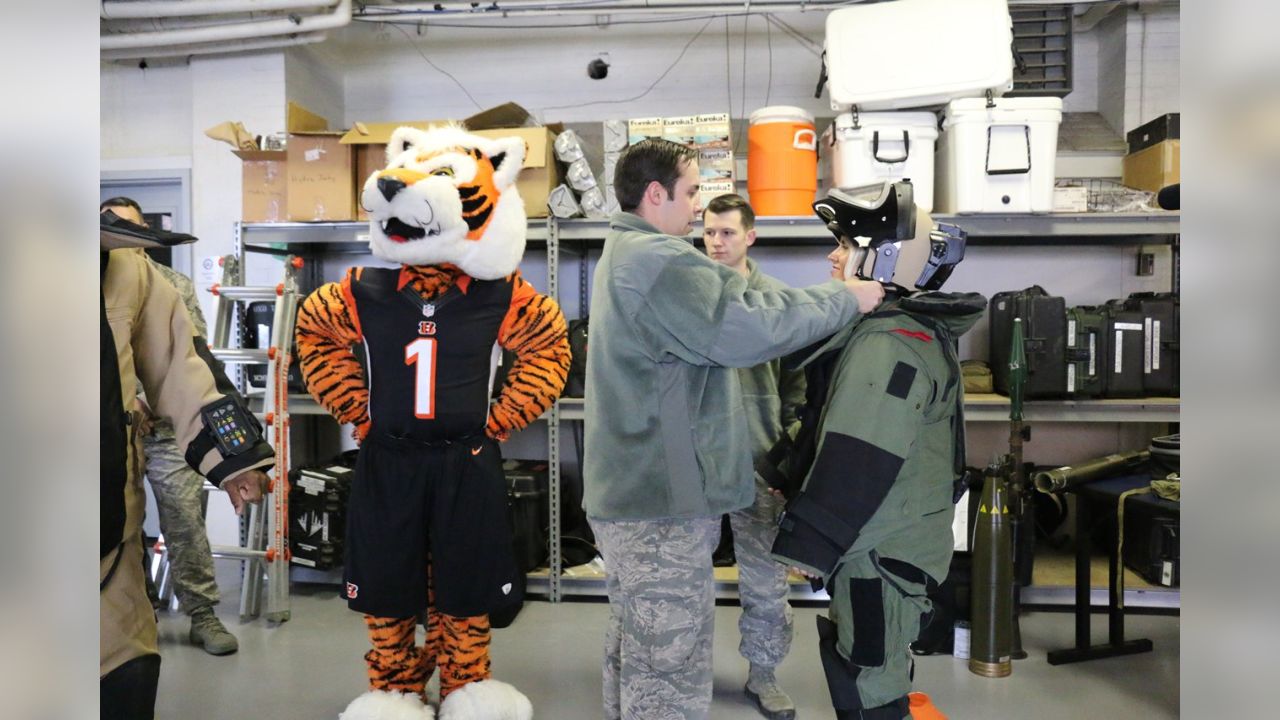 Cincinnati Bengals rookies visit WPAFB > Wright-Patterson AFB > Article  Display