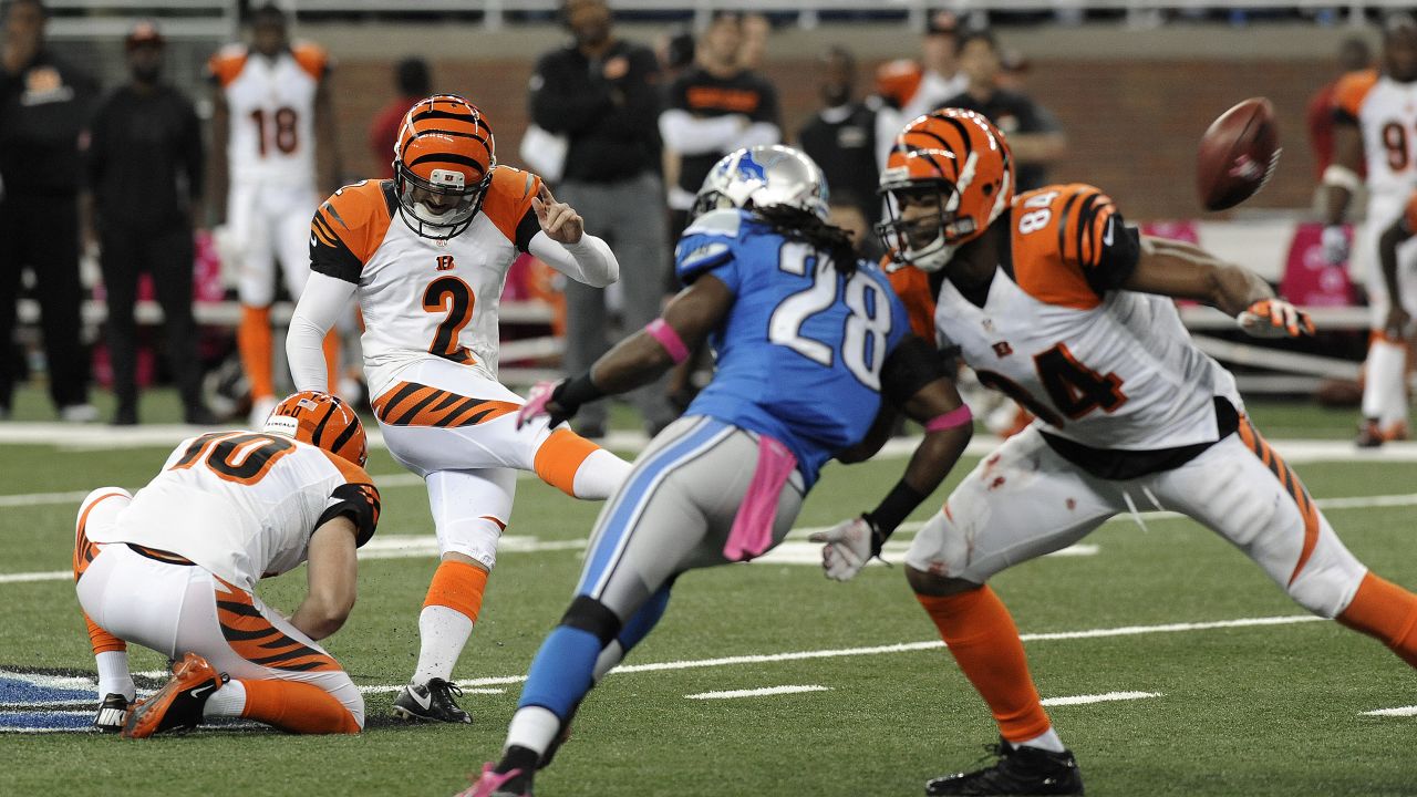 Cincinnati Bengals quarterback Neil O'Donnell passes under pressure from Detroit  Lions' Kerwin Waldroup (93) in the first half Sunday, Sept. 13, 1998, in  Pontaic, Mich. O'Donnell completed 25-of-36 for 303 yards and