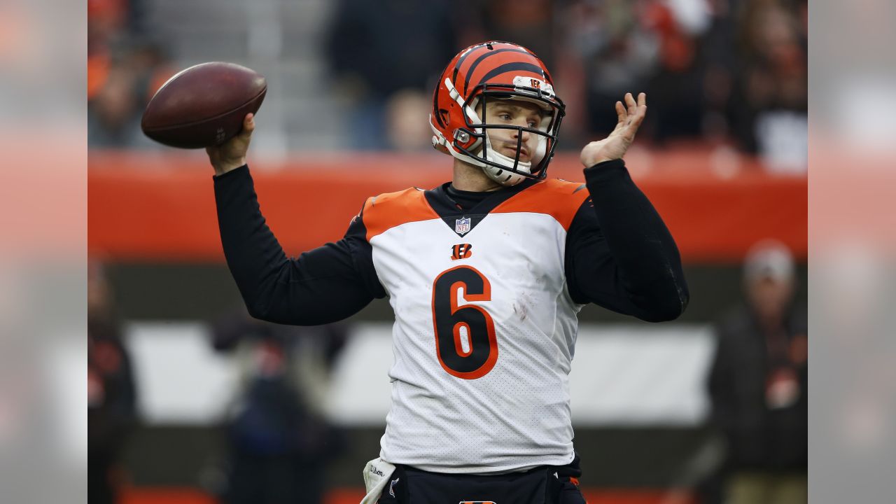 Vinny Testaverde, QB for the Cleveland Browns, throwing the ball