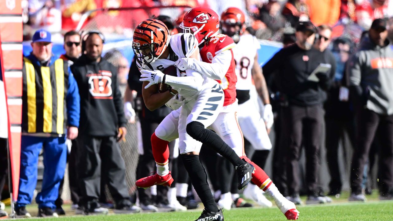 Last-second roughing call sets up Chiefs to win AFC title, deny Bengals  repeat - The Boston Globe