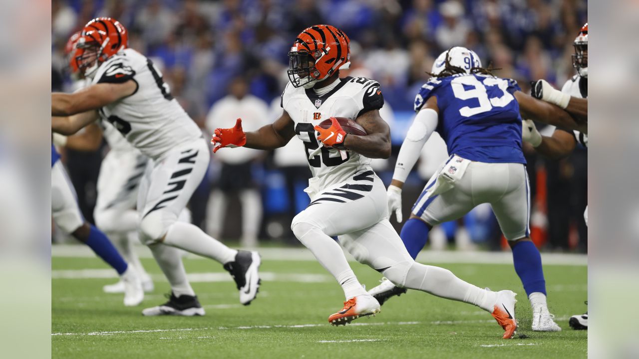 Cincinnati Bengals running back Joe Mixon (28) greets military