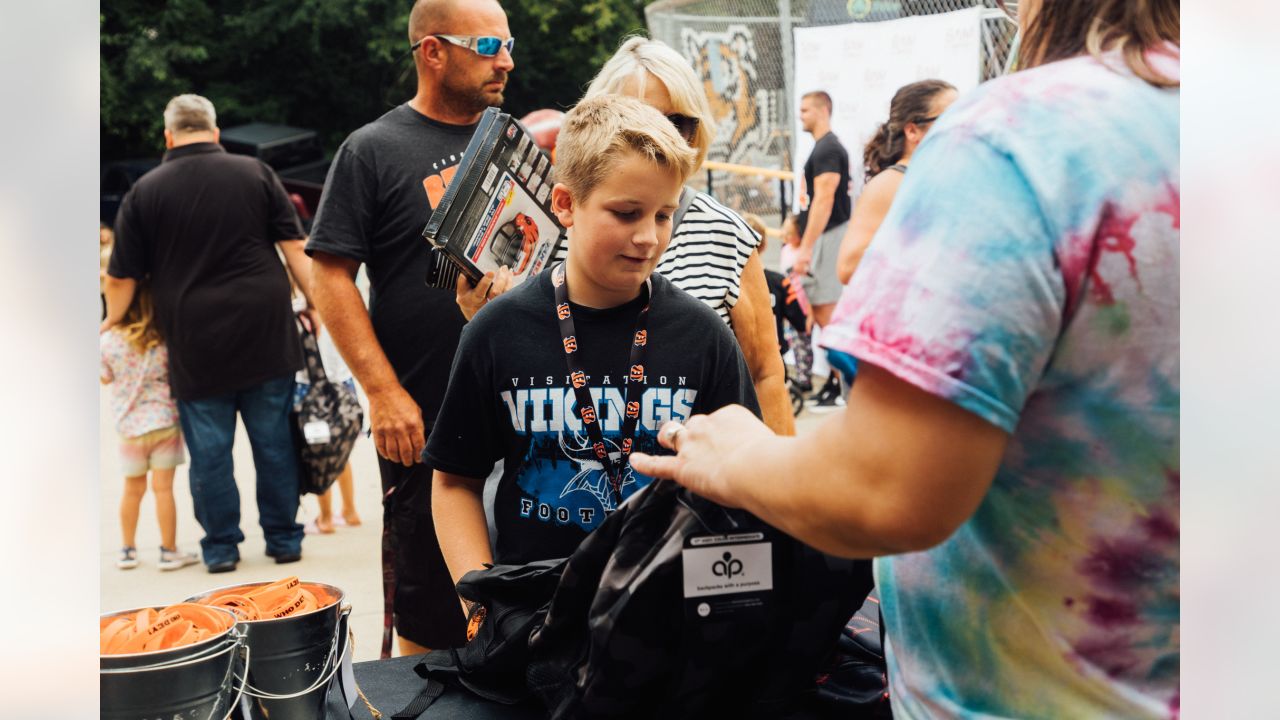 Bengals' Sam Hubbard distributing backpacks to students