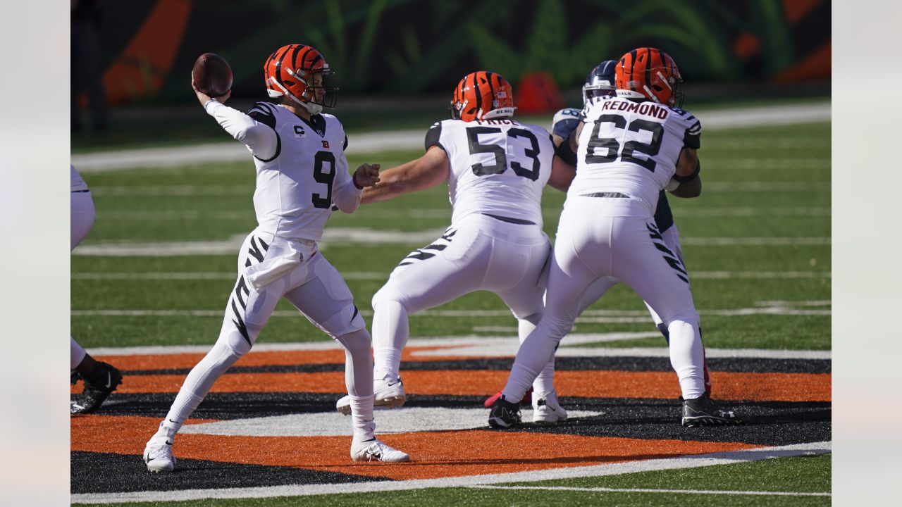 Bengals Line Up Titans To Take 17-7 Half-Time Lead