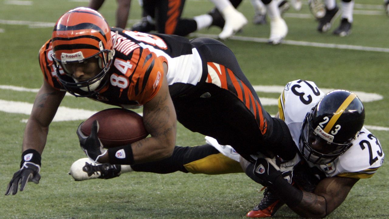 Cincinnati Bengals offensive tackle Isaiah Prince (75) lines up before the  snap during an NFL football game against the Arizona Cardinals, Friday,  Aug. 12, 2022, in Cincinnati. (AP Photo/Zach Bolinger Stock Photo - Alamy