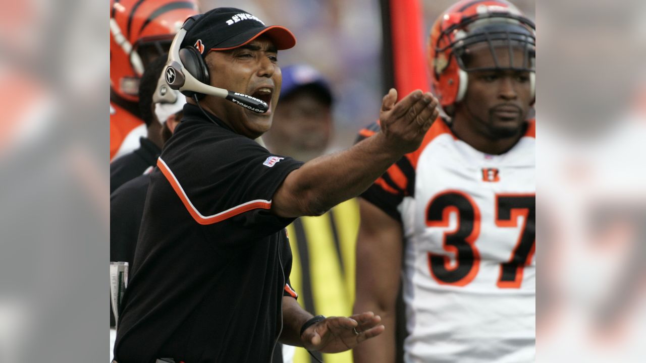 Cincinnati Bengals head coach Marvin Lewis talks with line backer Brian  Simmons (56) after the defense let up a fourth quarter touchdown run to the  Detroit Lions December 18, 2005 at Ford