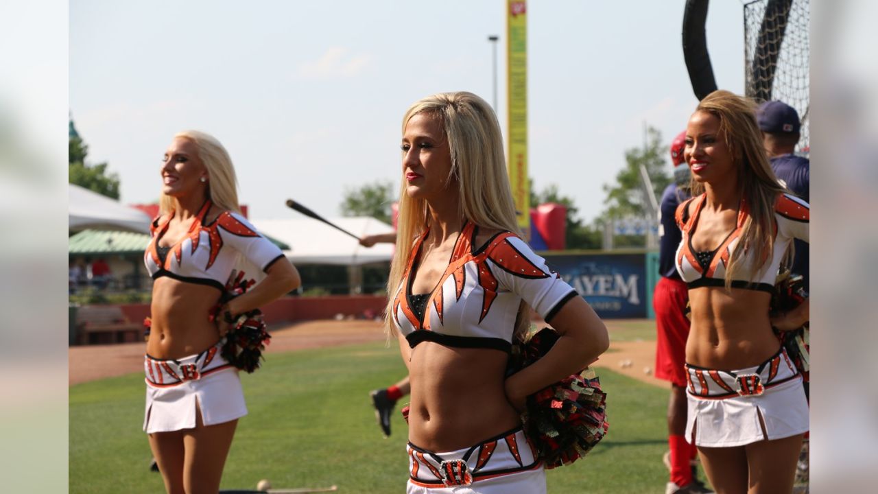 Pro Cheerleader Heaven: Check Out Cincinnati Bengals Cheerleader Lauren in  Sports Illustrated