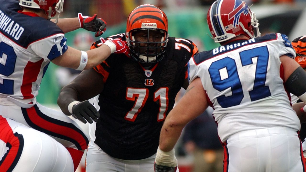 Former Cincinnati Bengals player Willie Anderson, left, signs autographs  for fans during the Super Bowl LVI Opening Night Fan Rally Monday, Feb. 7,  2022, in Cincinnati. (AP Photo/Jeff Dean Stock Photo - Alamy