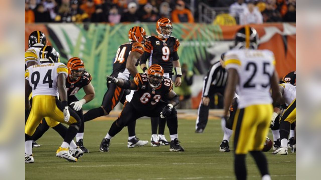 Cincinnati Bengals' Bobbie Williams (63) leaves Heinz Field after