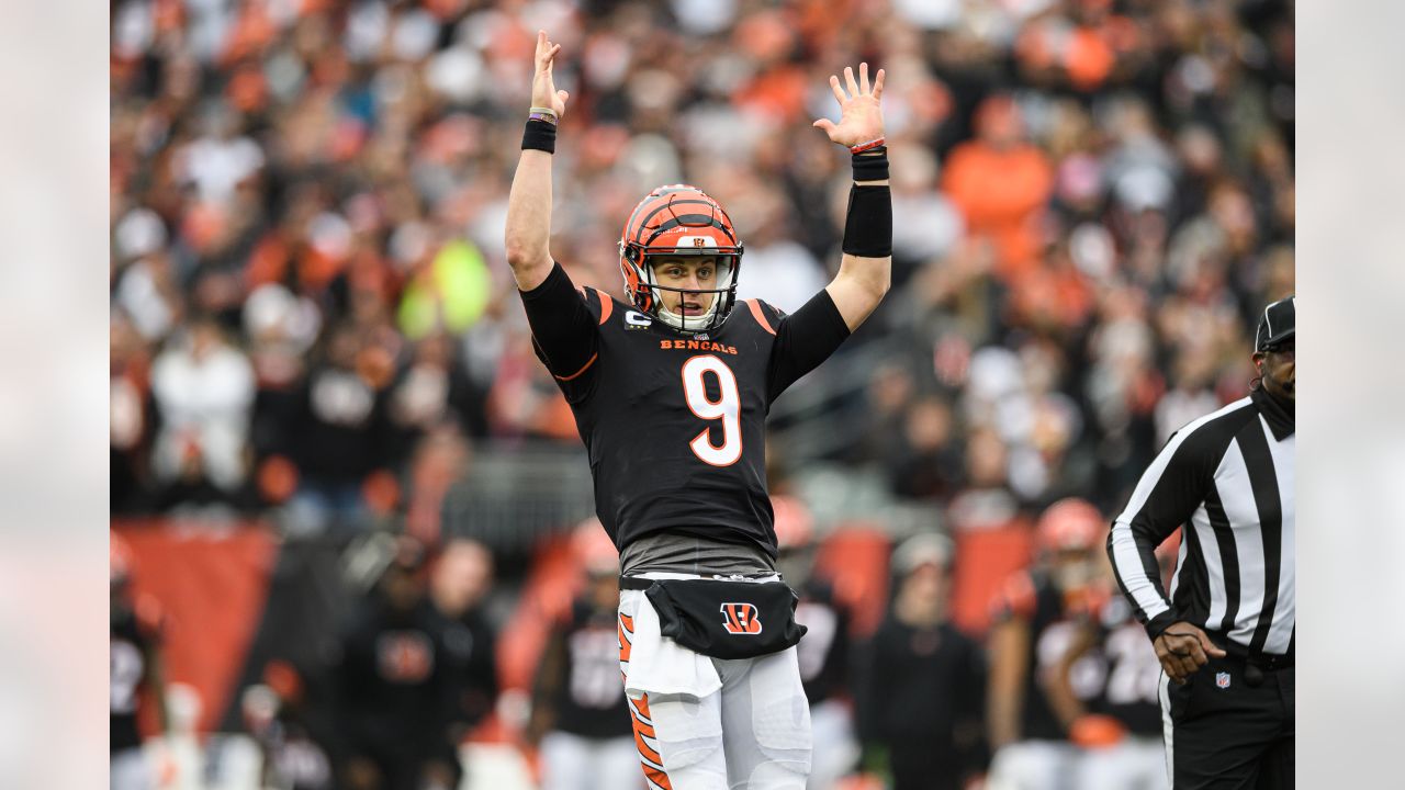 Trent Taylor follows Joe Burrow kneel down with a backflip