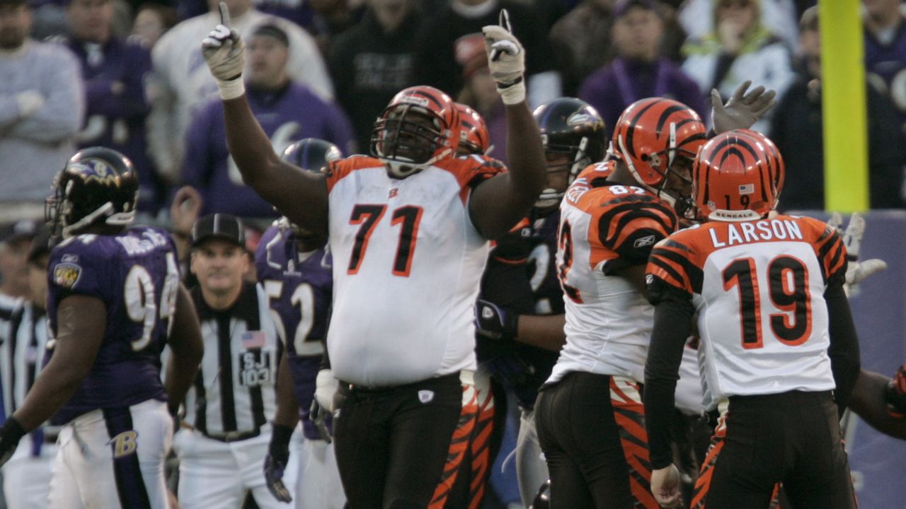 Former Cincinnati Bengals player Willie Anderson, left, signs autographs  for fans during the Super Bowl LVI Opening Night Fan Rally Monday, Feb. 7,  2022, in Cincinnati. (AP Photo/Jeff Dean Stock Photo - Alamy